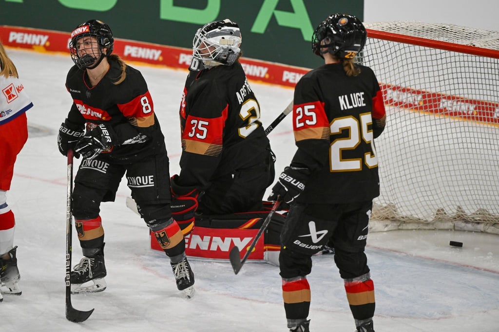 Das deutsche Eishockey-Nationalteam hat das letzte Testspiel vor der Frauen-WM knapp verloren.