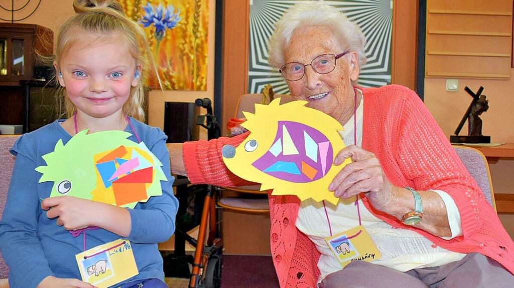 Basteln ist für alle Generationen genau das Richtige für einen entspannten Vormittag: Luana mit ihrer Bezugsoma Magda Otterburg in Bismark (Kreis Stendal).