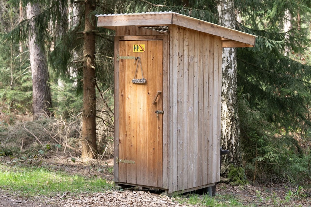 Eine Waldtoilette steht entlang der Trekkingroute Forststeig im Nationalpark Sächsische Schweiz.