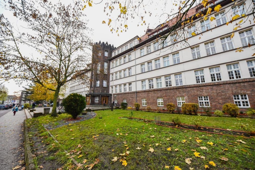 Die Dürer-Schule besuchen Grund- und Sekundarschüler. Neben an steht das Gymnasium