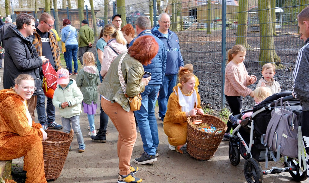Lisa Marie Leder (rechts) und Freya Lück verteilten als kostümierte Osterhasen an die Besucher 400 bunt gefärbte Eier und kleine Süßigkeiten. Zu der vierten Tierpark-Veranstaltung kamen mehrere hundert Menschen.