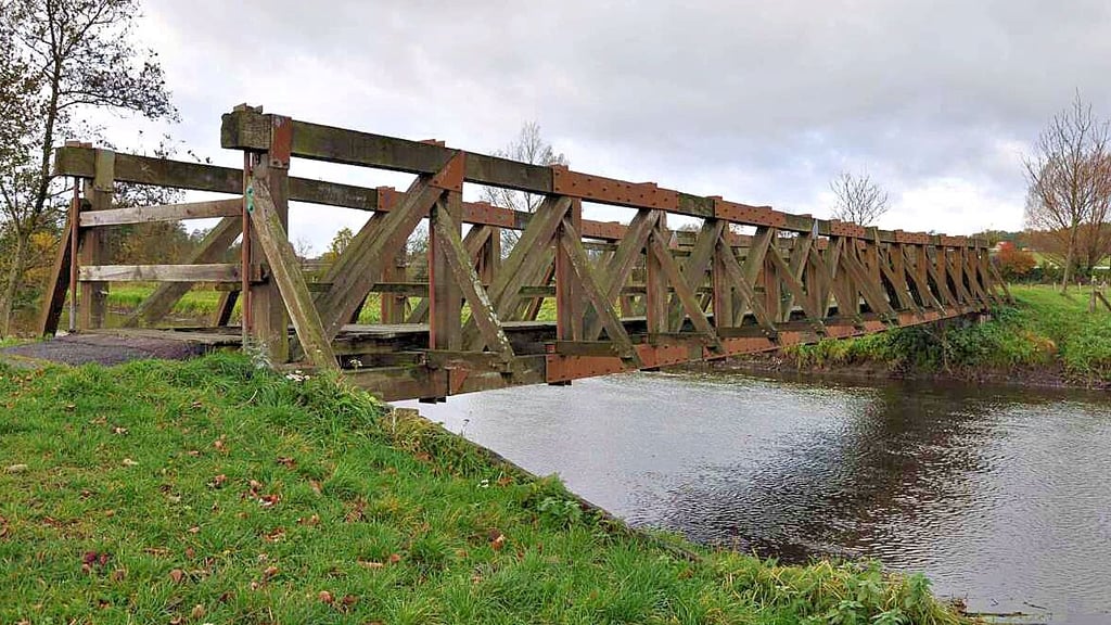 Blick auf die alte Schwiegervaterbrücke in Osterburg. Die Holzkonstruktion wurde 2015 von der Stadt abgerissen.