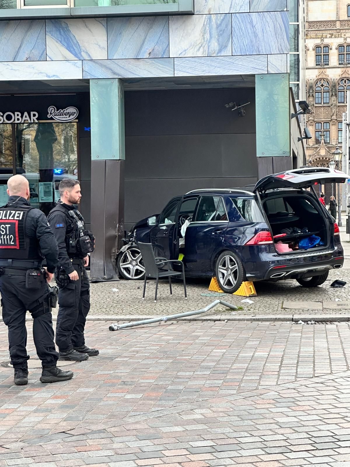 Schwerer Unfall in Magdeburg: Autofahrer rast in Café-Terrasse am 
