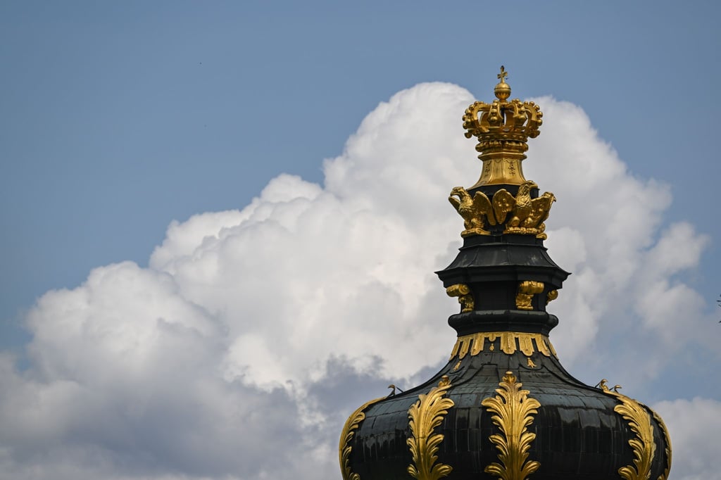 Das Kronentor des Dresdner Zwingers vor bewölktem Himmel.