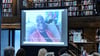 Maryse Condé 2018 nach der Verleihung des Alternativen Nobelpreises auf der Videowand in der Stadtbibliothek Stockholm.