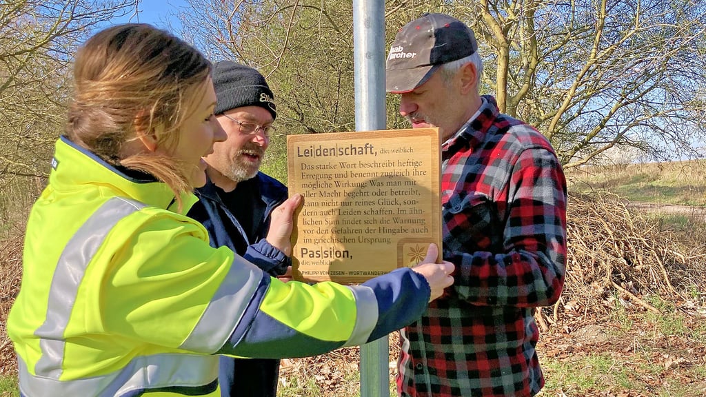 Die ersten Tafeln auf dem Wortwanderweg wurden angebracht. Andreas Schaaf (r.) vom Heimatverein koordinierte die Arbeiten.