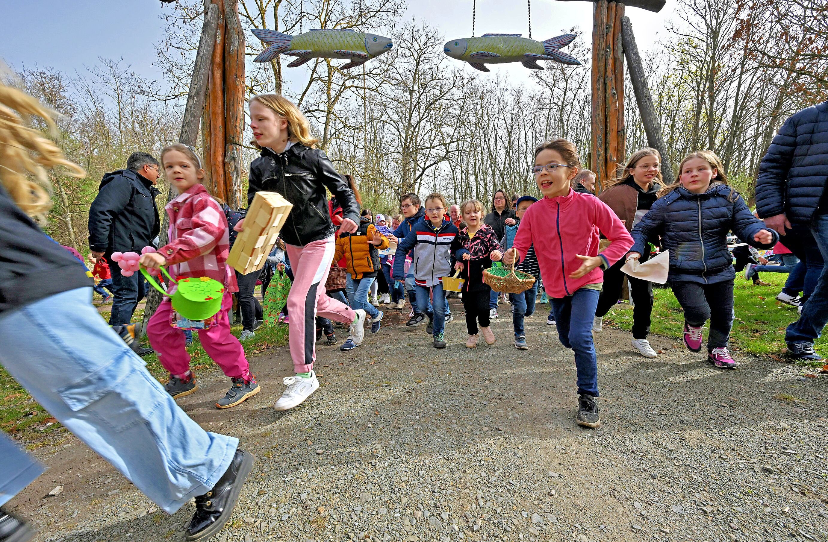 Eiersuche Zum Saisonstart: Kinder Stürmen Zur Saisoneröffnung ...