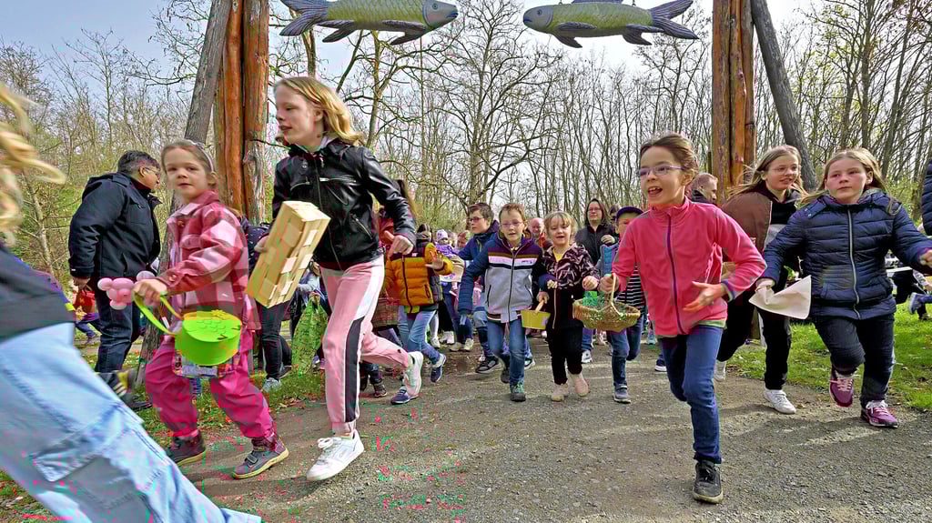Kaum ist das Band durchschnitten, gibt es für die fleißigen Sucher auf dem Abenteuerspielplatz kein Halten mehr.