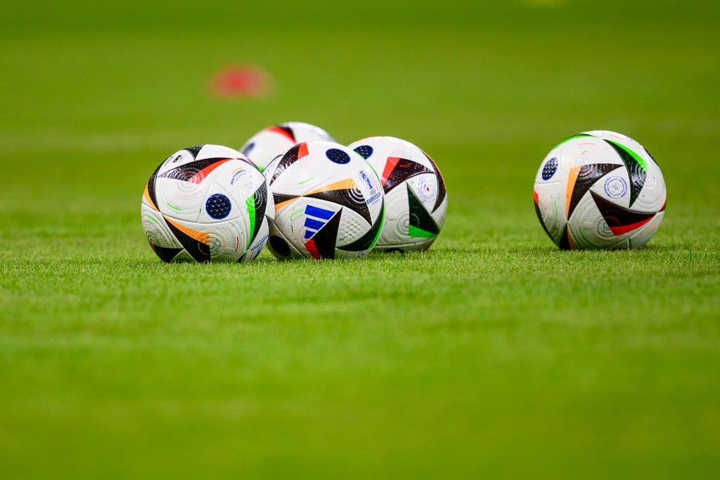 Spielbälle der UEFA Euro 2024 liegen vor dem Spiel auf dem Rasen.
