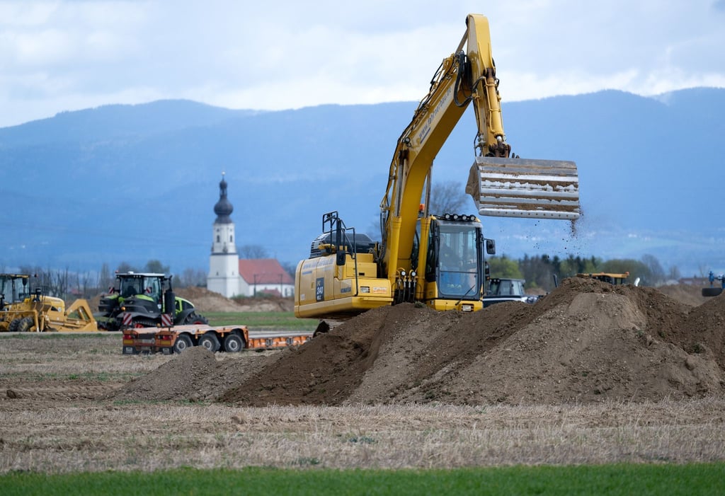 BMW baut in den Gemeinden Irlbach und Straßkirchen ein Werk für die Montage von Hochvoltspeichern.