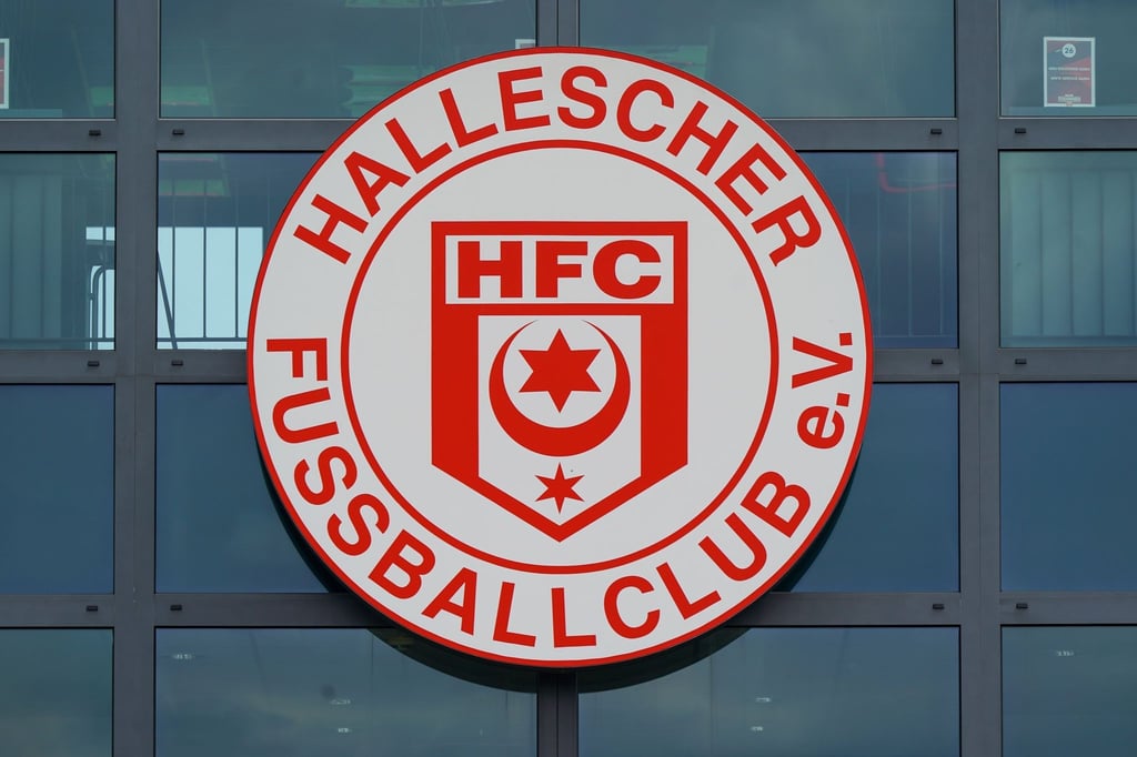 Blick auf das Vereinslogo des Hallescher Fußballclub e.V. an der Geschäftsstelle.