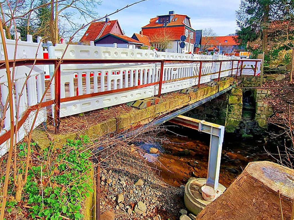 Die Brücke am Hasenwinkel in Wernigerode ist so marode - sie muss gestützt werden.