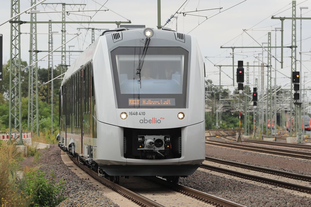 Aufgrund von Bauarbeiten des Schienennetzbetreibers DB InfraGO AG kommt es von Freitagabend, 5. April, bis einschließlich Samstag, 20. April, auf verschiedenen Strecken von und nach Magdeburg zu Fahrplanänderungen und Ausfällen.