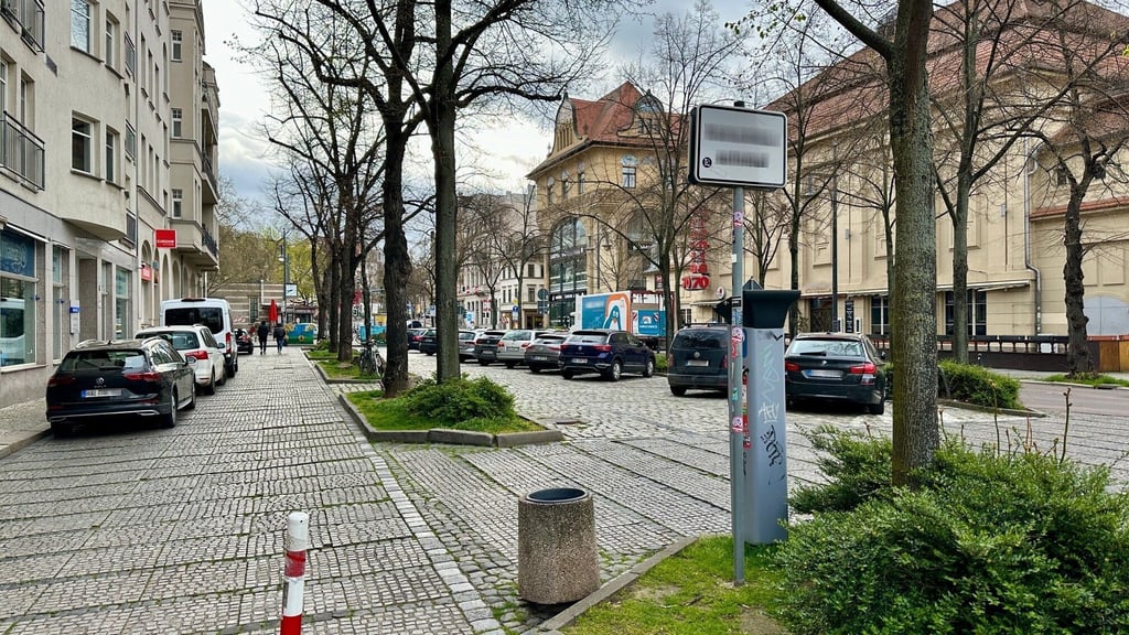 Noch dürfen Autos gegenüber des ehemaligen Urania-Kinos stehen. Die Stadt will aus dem Platz eine Grünanlage machen.