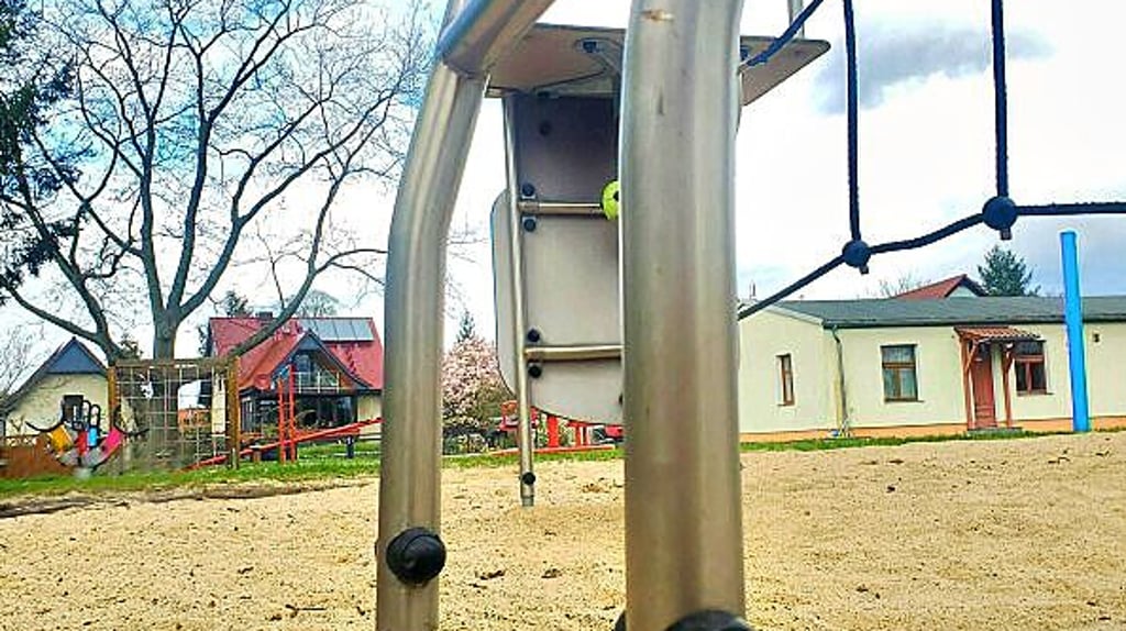 Die unterste Stufe am Rutschturm in Mose ist für kleine Kinder zu hoch.