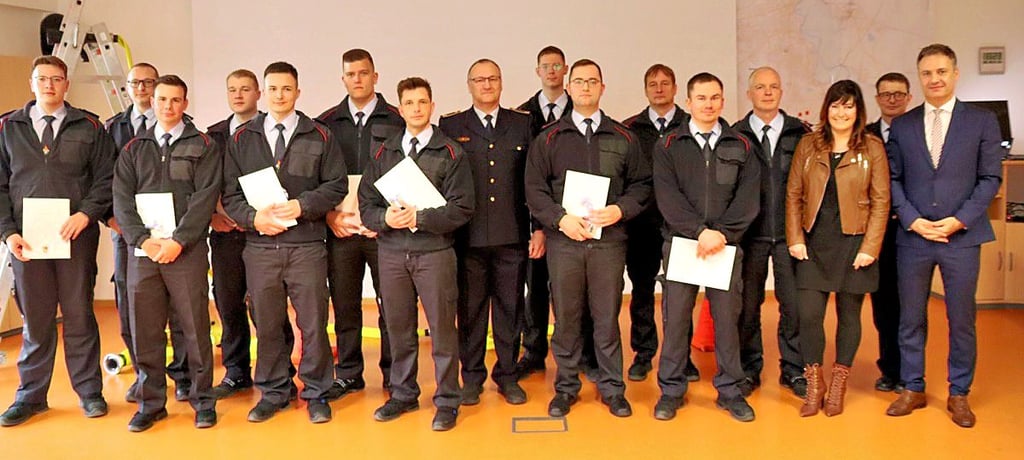Zehn Feuerwehrleute haben im Dessauer Rathaus Urkunden erhalten.