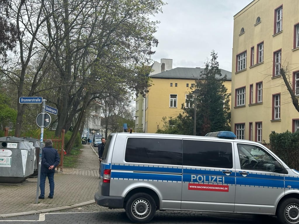 Großeinsatz der Polizei nach einer Bombendrohung: Die Polizei hat ein großes Gelände einer Berufsschule in Magdeburg abgesperrt – hier den Schneidersgarten im Stadtteil Sudenburg.