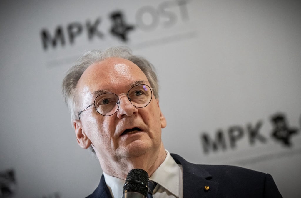 Reiner Haseloff, (CDU), Ministerpräsident von Sachsen-Anhalt, spricht bei einer Pressekonferenz.
