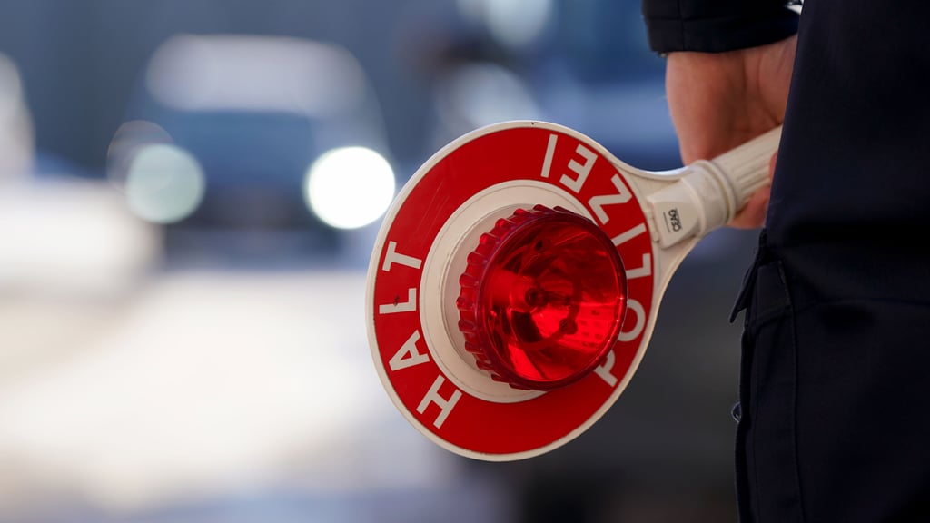 In Halle ereignete sich eine Verfolgungsjagd. Ein Autofahrer ist mit hoher Geschwindigkeit vor einer Verkehrskontrolle geflüchtet.