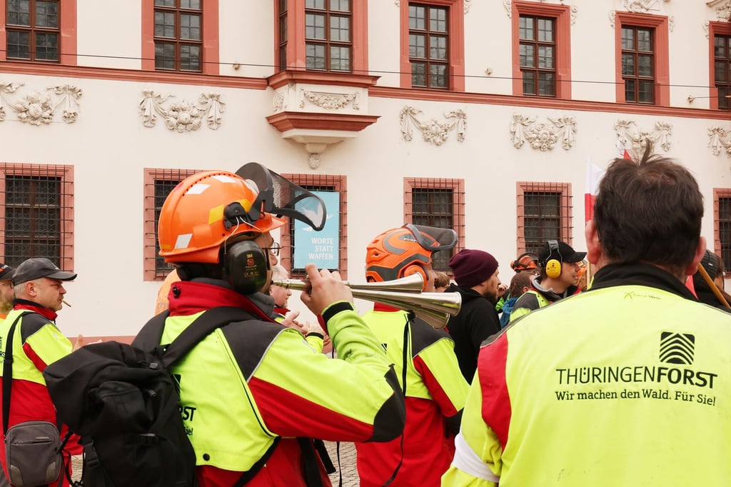 Beschäftigte in der Forstwirtschaft protestieren vor der Thüringer Staatskanzlei.