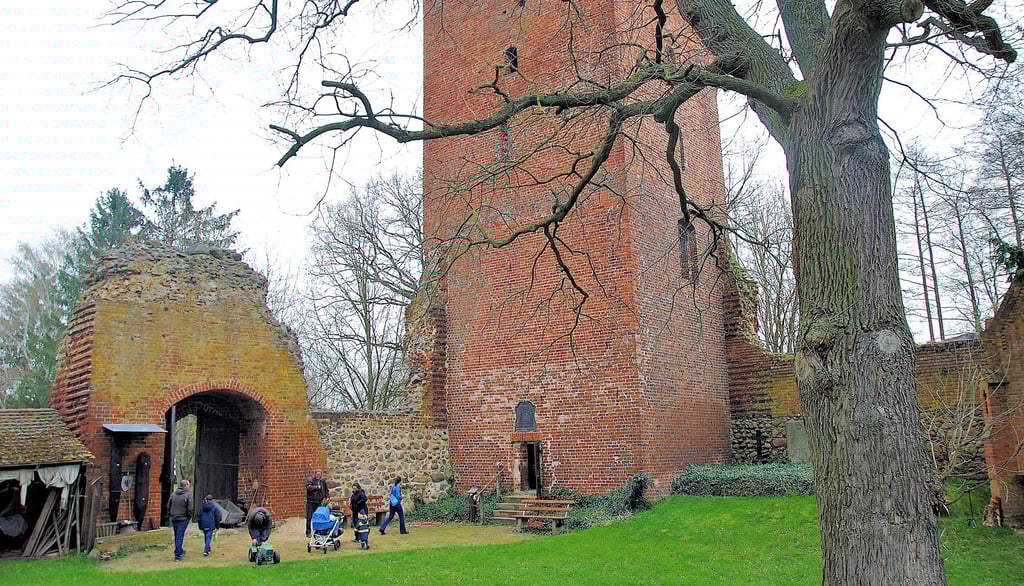 Die alte Apenburger Burganlage mit ihrem imposanten Innenhof und dem 25 Meter hohen Bergfried kann ab sofort an den Wochenenden wieder besichtigt werden. Besucher sollten vorher telefonisch beim verantwortlichen Burgdienst Bescheid sagen.