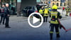 Einsatzkräfte von Polizei und Feuerwehr am Unfallort am Domplatz in Magdeburg. Kurz zuvor hatte der Fahrer eines Mercedes die Kontrolle über sein Fahrzeug verloren und krachte auf die Terrasse des Cafés „il capitello“. 