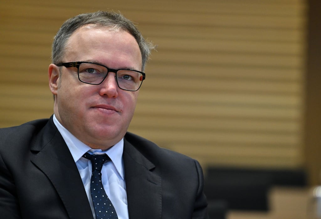 Mario Voigt, Thüringens CDU-Fraktionschef, lächelt während einer Sitzung des Thüringer Landtags.