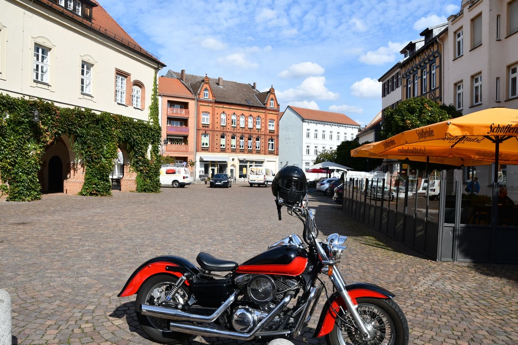 Die Linke-Fraktion im Gardelegener Stadtrat unternimmt jetzt den dritten Versuch für ein Parkverbot auf dem Rathausplatz.