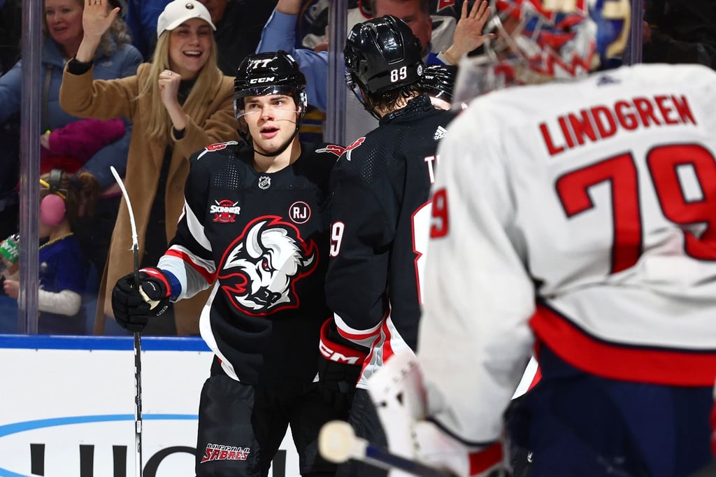 JJ Peterka (l) erzielte zwei Treffer für die Buffalo Sabres.