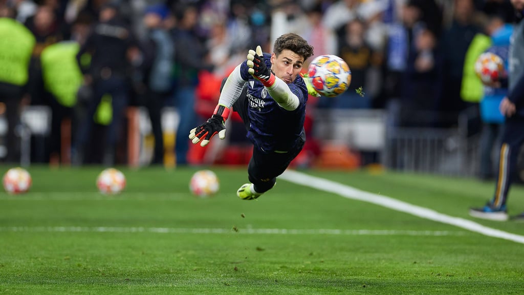 Kepa wärmt sich vor dem Champions-League-Spiel von Real Madrid gegen RB Leipzig auf.