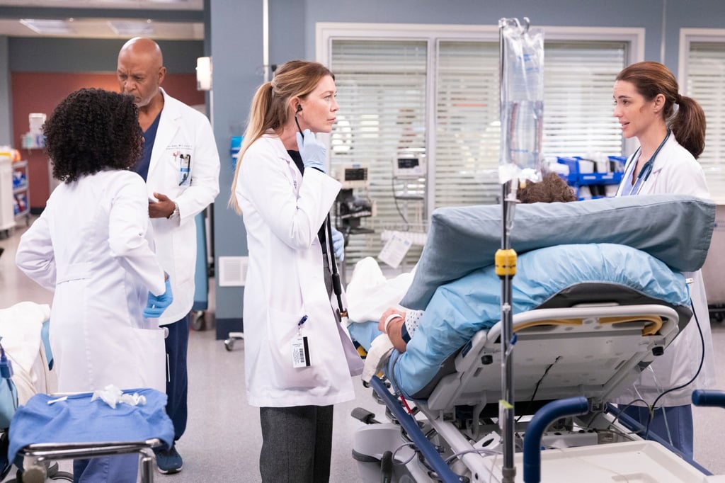 Ellen Pompeo (l) spielt in der 19. Staffel der Arztserie „Grey's Anatomy“ Dr. Meredith Grey an der Seite von Adelaide Kane als Jules Millin in (undatierte Filmszene).