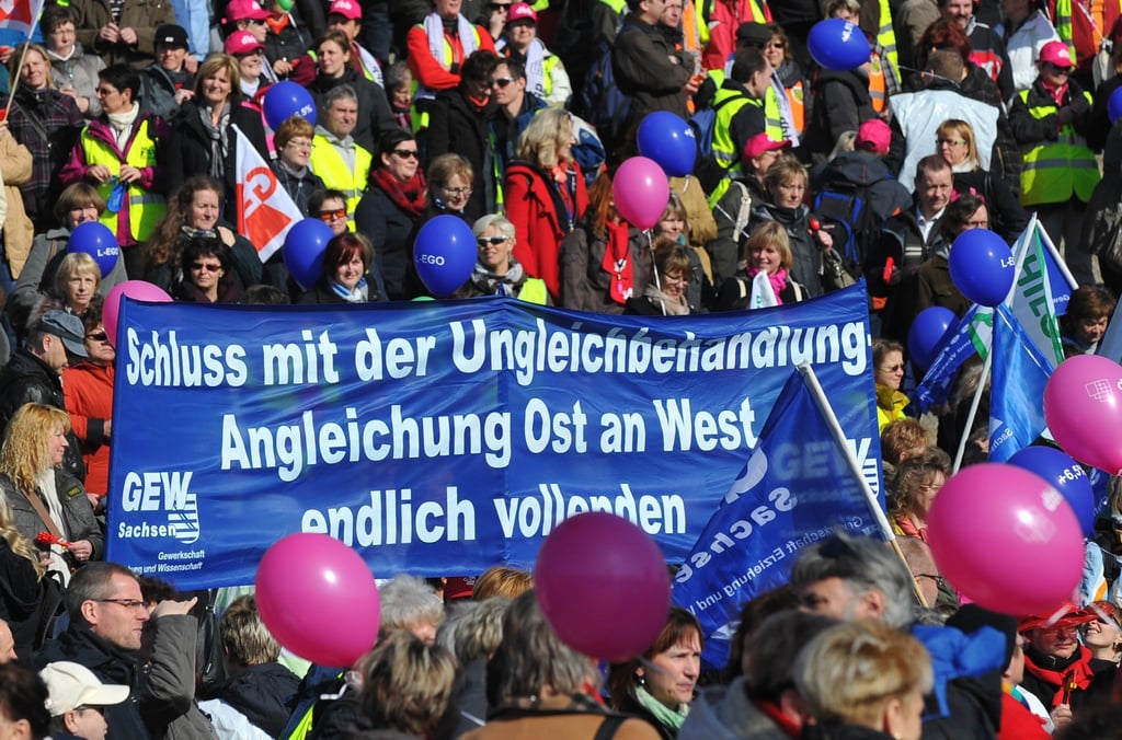 Über 6.500 sächsische Lehrer treffen sich am Elbufer zu einer Kundgebung.