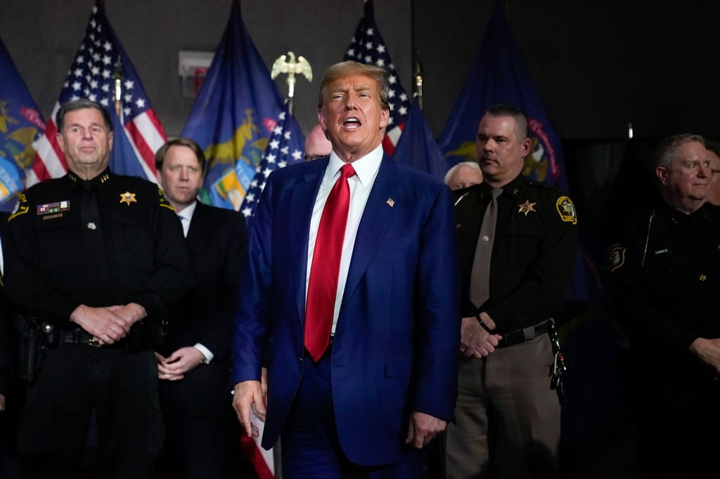 Donald Trump bedient sich regelmäßig radikaler Rhetorik, tut sich mit rassistischen Aussagen hervor und hetzt gegen Minderheiten.