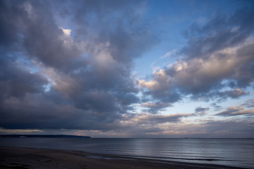 Dunkle Wolken ziehen über die Ostsee.