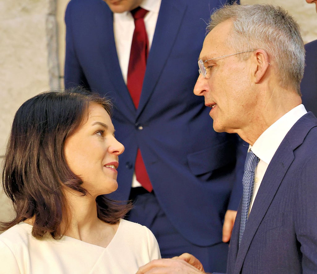 Nato-Chef Jens Stoltenberg spricht gestern mit der deutschen Außenministerin Annalena Baerbock (Grüne).
