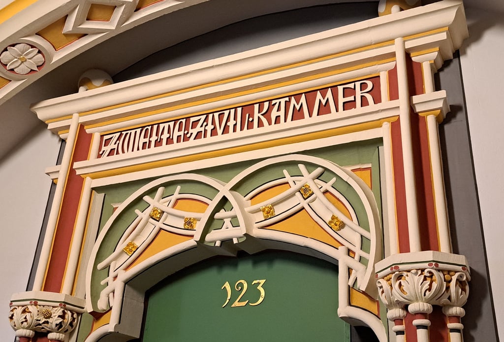 Im Gerichtssaal 123 wird derzeit einem 39-jährigen Teucherner der Prozess gemacht. Die Staatsanwaltschaft wirft ihm sexuellen Missbrauch einer Minderjährigen in mehr als einem Dutzend Fällen vor. Im Falle einer Verurteilung droht dem Angeklagten eine mehrjährige Haftstrafe.
