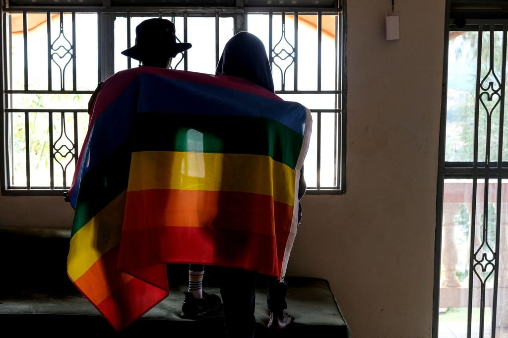 Ein Paar mit einer Pride-Fahne: Die rechtliche Situation offen queerer Menschen ist nicht nur in Uganda schwierig.