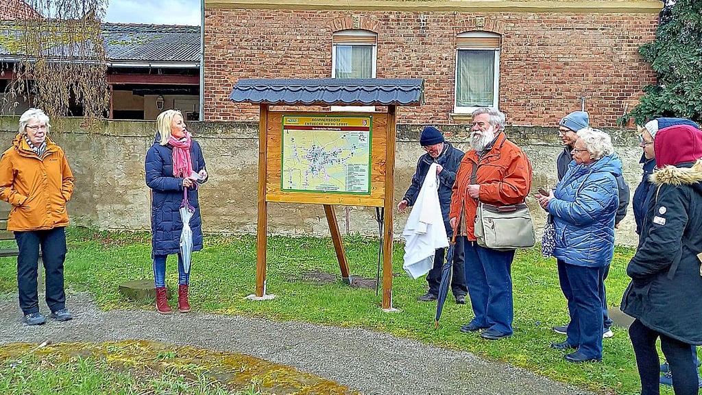Einweihung der Haupttafel am ehemaligen Pferdeteich. Sie weist den Weg zu den 17 weiteren markanten Punkten des historischen Dorfrundgangs.