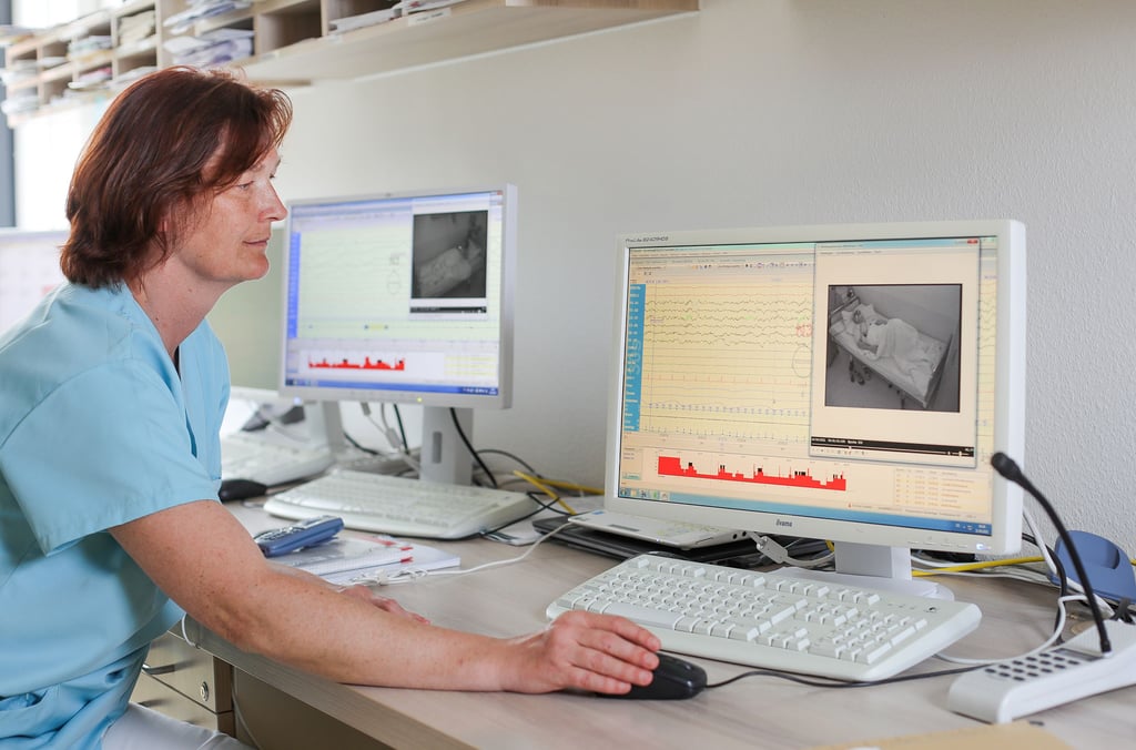 Blick in das Schlaflabor des Salus Fachklinikums Uchtspringe. Anhand der Auswertung von Messdaten können schlafbezogene Erkrankungen erkannt und therapeutische Maßnahmen abgeleitet werden.