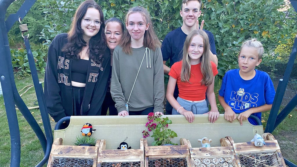 Auch in diesem Jahr plant die Betreuerin des Dodendorfer Jugendtreffs, Jessica Dietrich (2.v.l.), wieder für die Mädchen und Jungen einen Workshop, bei dem sie Insektenhotels bauen können.