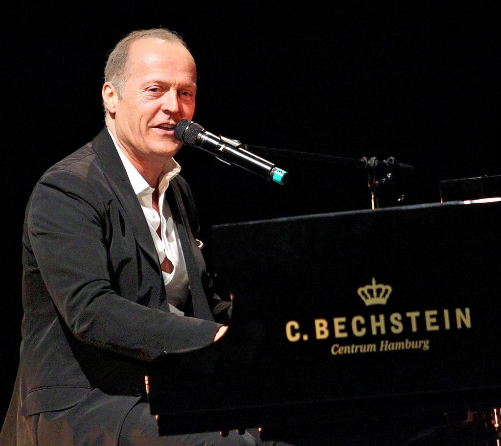 Pianist Joja Wendt am Flügel. Das Mikrofon gehört zu jedem Auftritt dazu – denn er lustwandelt durch Musikstile und sein Künstlerleben.