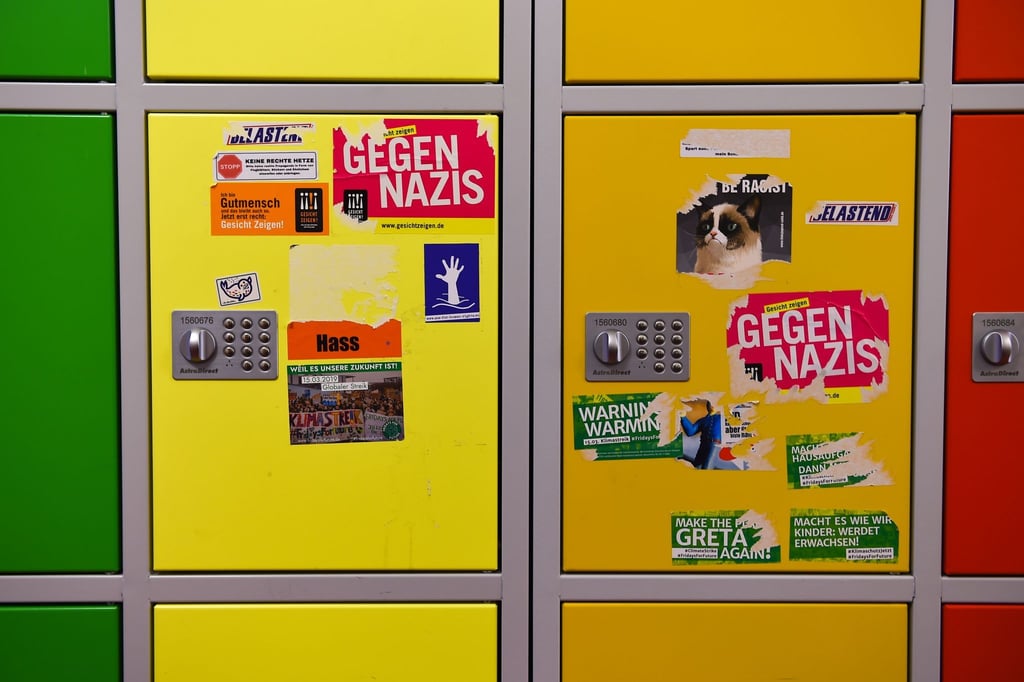 Aufkleber, unter anderem mit politischen Botschaften gegen Rechtsextremismus, beschmücken Schließfächer an einer Oberschule.