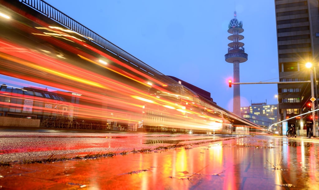 Der ehemalige Fernsehturm „Telemoritz“ (auch „VW-Tower“) steht an der Raschplatzhochstraße.