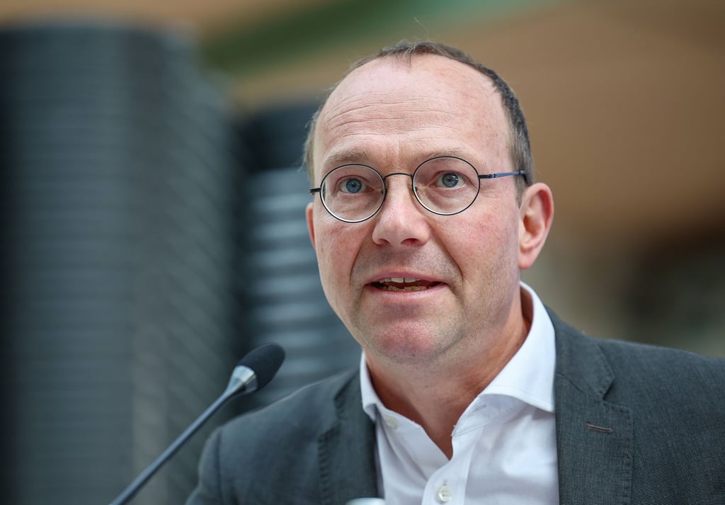 Der sächsische Agrarminister Wolfram Günther spricht nach der auswärtigen Kabinettssitzung auf einer Pressekonferenz.
