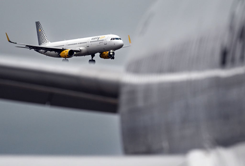 Ein Airbus A321-231 der Fluggesellschaft Vueling landet auf dem Flughafen Berlin Brandenburg hinter einer stillgelegten Boeing 767 der Fluggesellschaft Star Air.