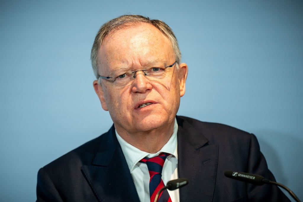 Stephan Weil (SPD),spricht bei der Pressekonferenz.