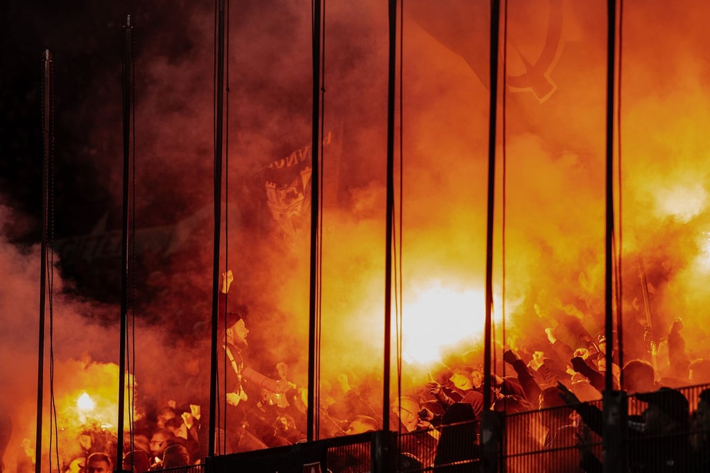 Hannovers Fans zünden Pyrotechnik.