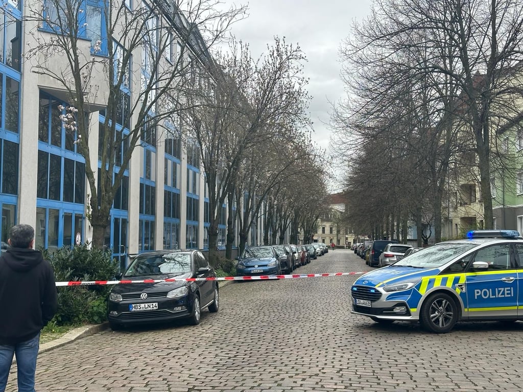 Bombendrohung in Magdeburg: Blick auf die abgesperrte Jordanstraße in Magdeburg. In dem Gebäude links befindet sich eine Berufsschule. Dort soll sich der Vorfall ereignet haben.