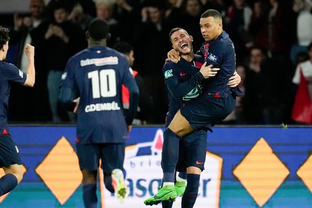 Führte PSG ins Pokal-Finale: Kylian Mbappé (r).