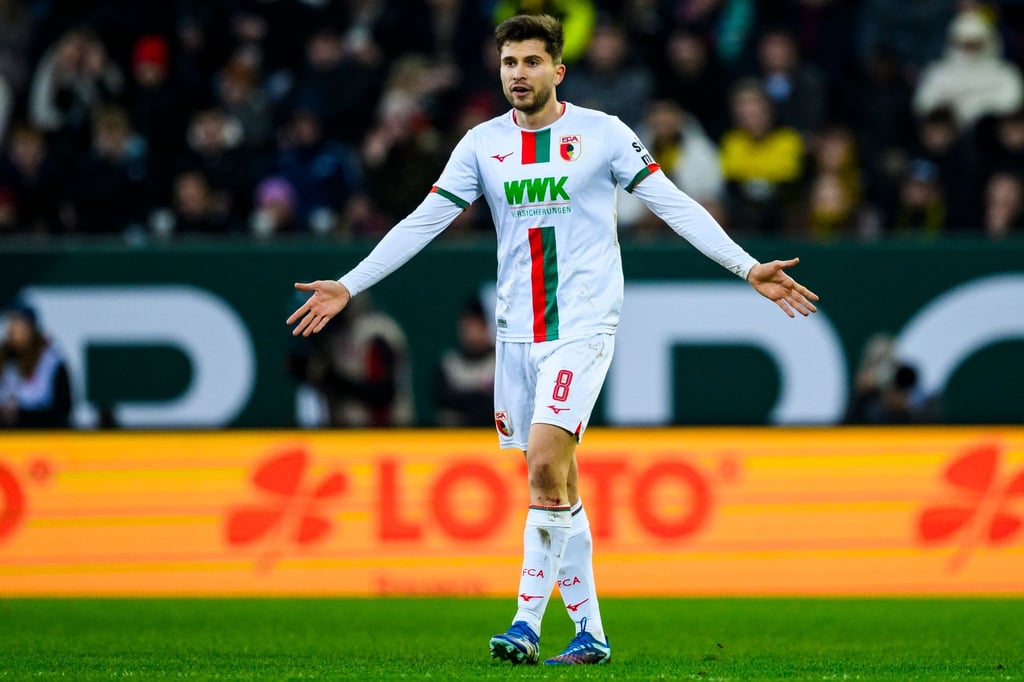 Augsburgs Elvis Rexhbecaj fällt für den Rest der Saison aus.